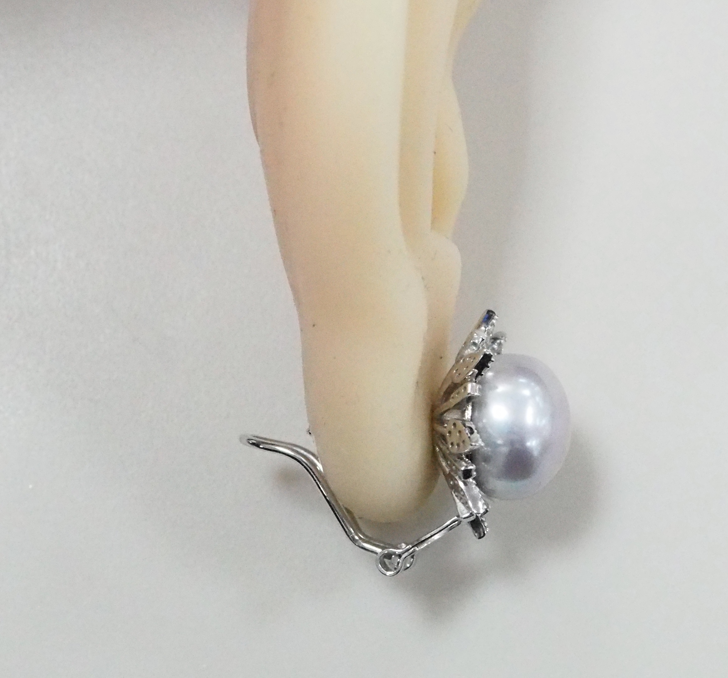 Серебряные серьги 925 пробы; вставки 2 Жемчуг культ.серый 18,4ct; 128 Бр.Кр-17 0,61ct 2/5